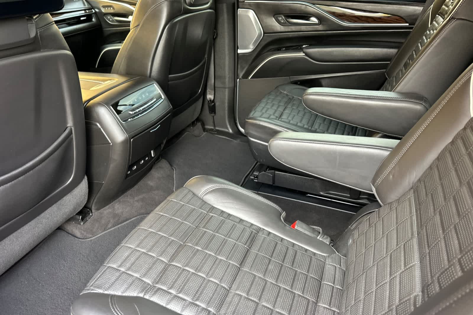 Used 2023 Cadillac Escalade Sport Platinum w/ LPO, ONYX Package AWD/4WD image 11