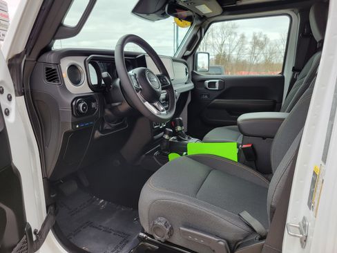 Used 2025 Jeep Wrangler Unlimited Sahara w/ Safety Group AWD/4WD image 7