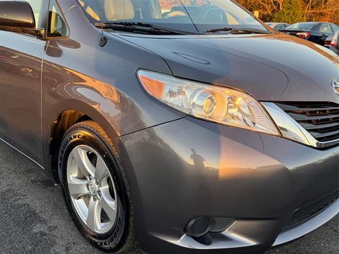 Used 2013 Toyota Sienna LE image 23