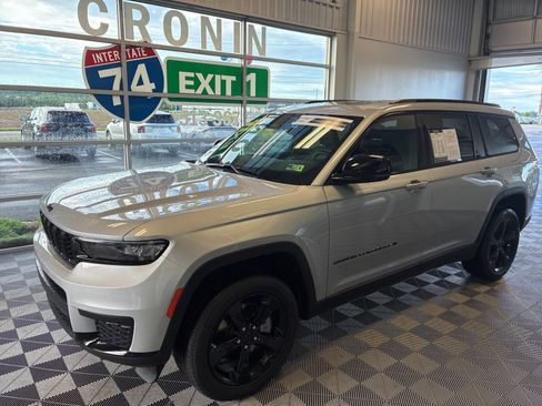 Used 2025 Jeep Grand Cherokee L Altitude AWD/4WD image 3
