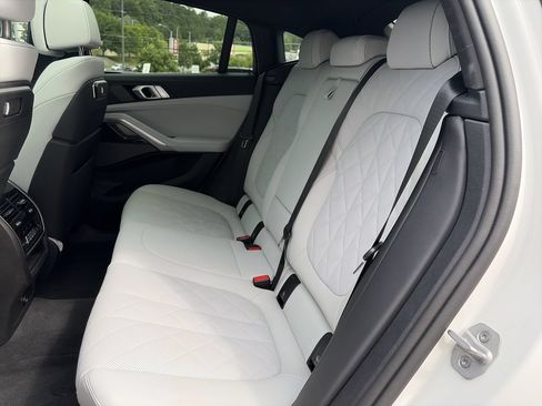 Used 2025 BMW X6 xDrive40i AWD/4WD image 32