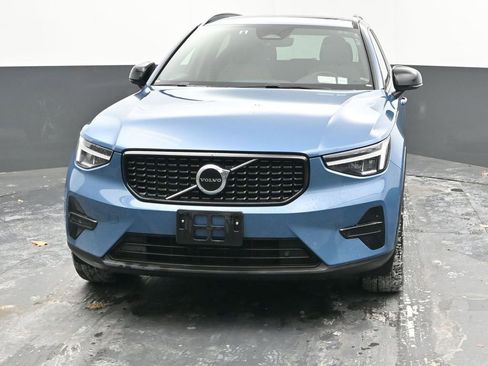 Used 2024 Volvo XC40 B5 Core image 3