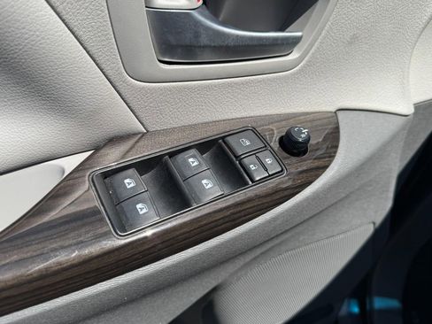 Used 2017 Toyota Sienna XLE FWD image 17