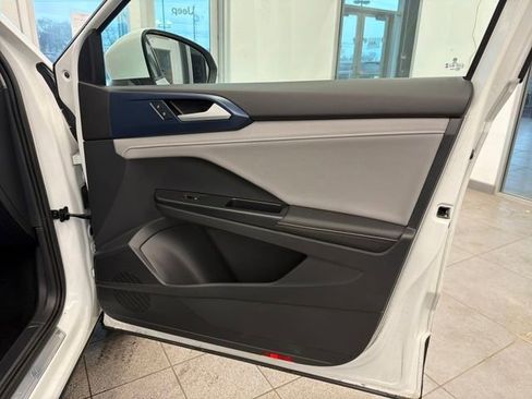 Used 2024 Volkswagen Taos SE image 35