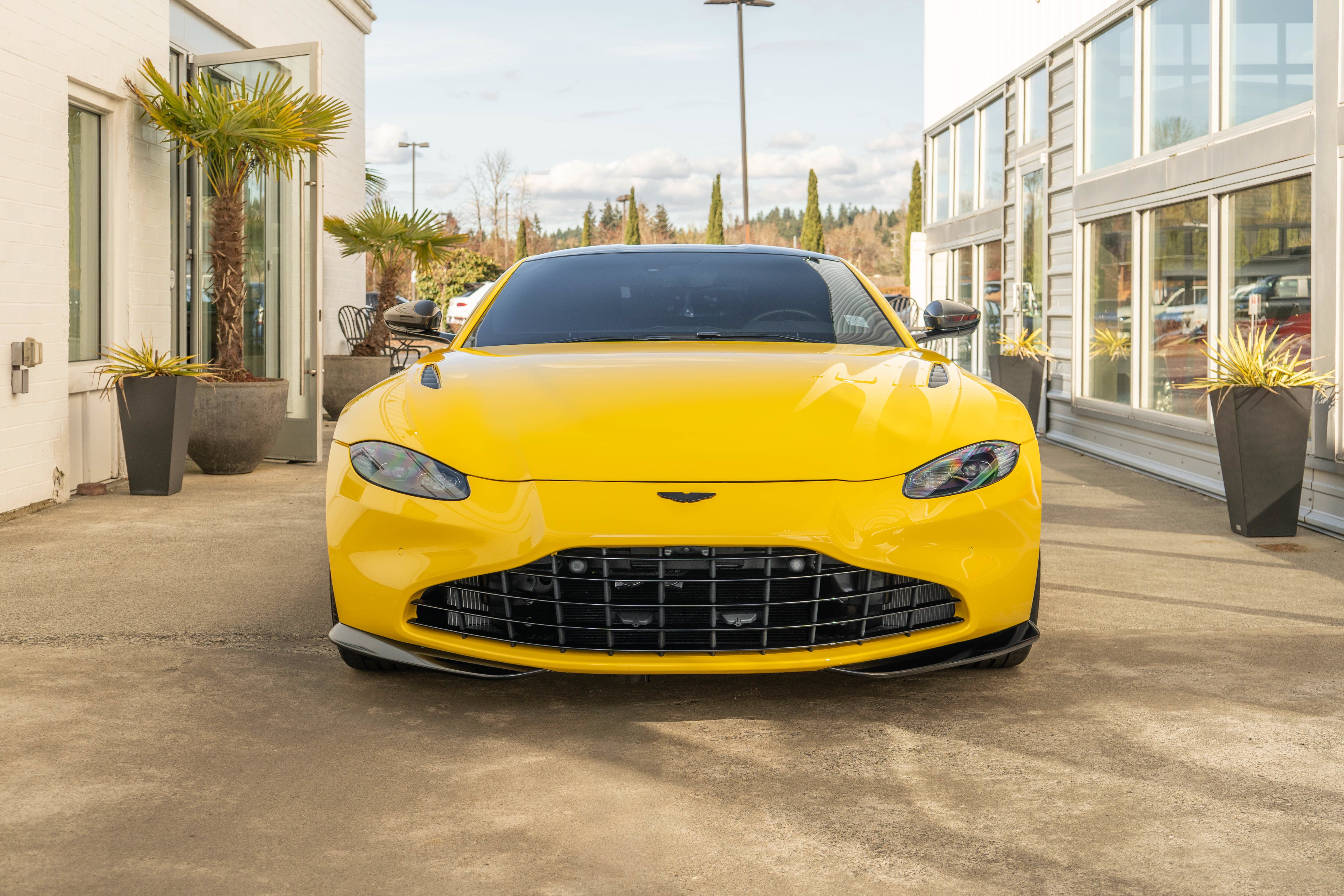 Used 2023 Aston Martin V8 Vantage Coupe RWD image 41