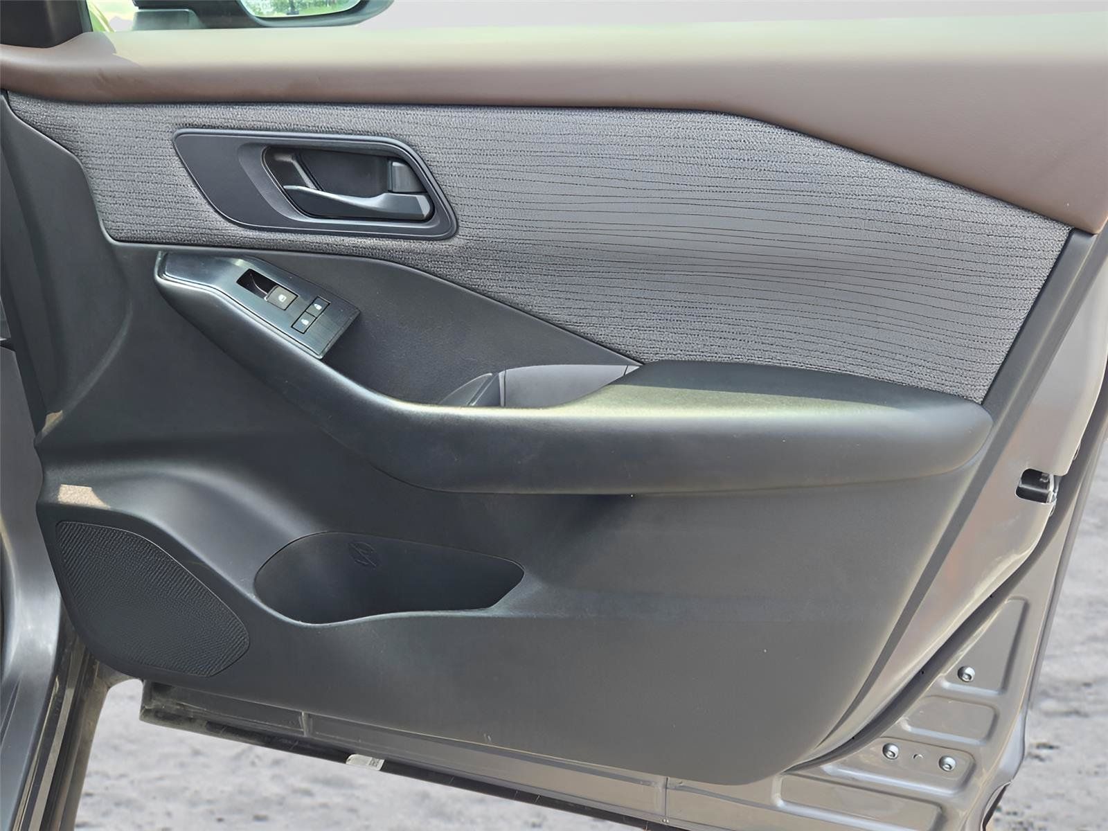 Used 2023 Nissan Rogue S FWD image 7