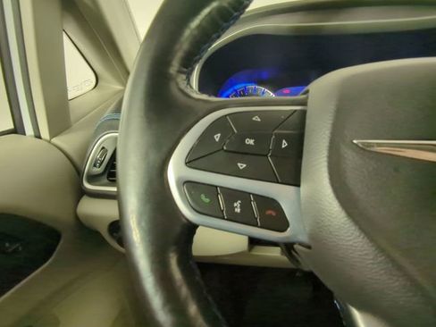 Used 2021 Chrysler Pacifica Touring-L image 26