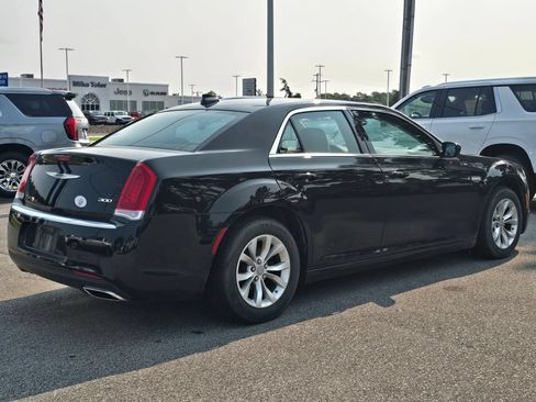 Used 2023 Chrysler 300 Touring RWD image 3