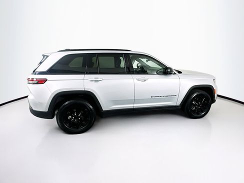 Used 2024 Jeep Grand Cherokee Altitude image 10