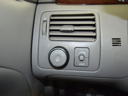 Used 2010 Buick Lucerne CX image 16