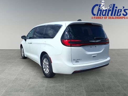 Used 2024 Chrysler Pacifica Touring-L FWD image 5