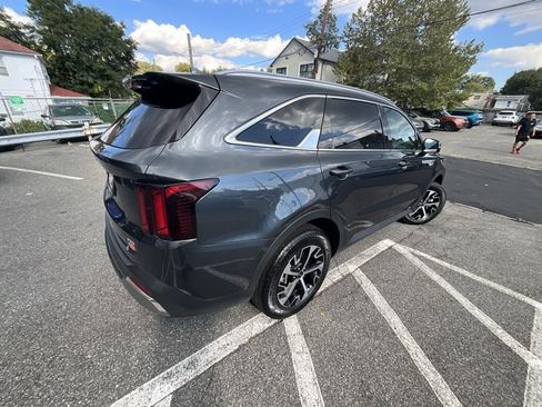 Used 2025 Kia Sorento S image 4