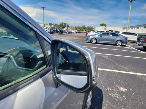 Used 2019 Toyota RAV4 XLE Premium FWD image 8