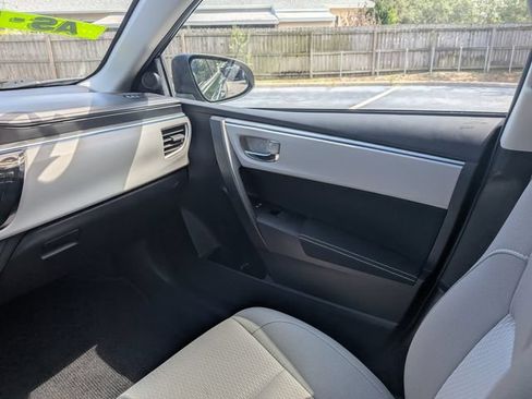 Used 2015 Toyota Corolla LE FWD image 17