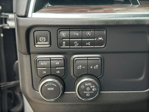 Used 2025 Chevrolet Suburban Z71 AWD/4WD image 26