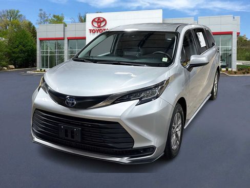 Used 2022 Toyota Sienna LE FWD image 1