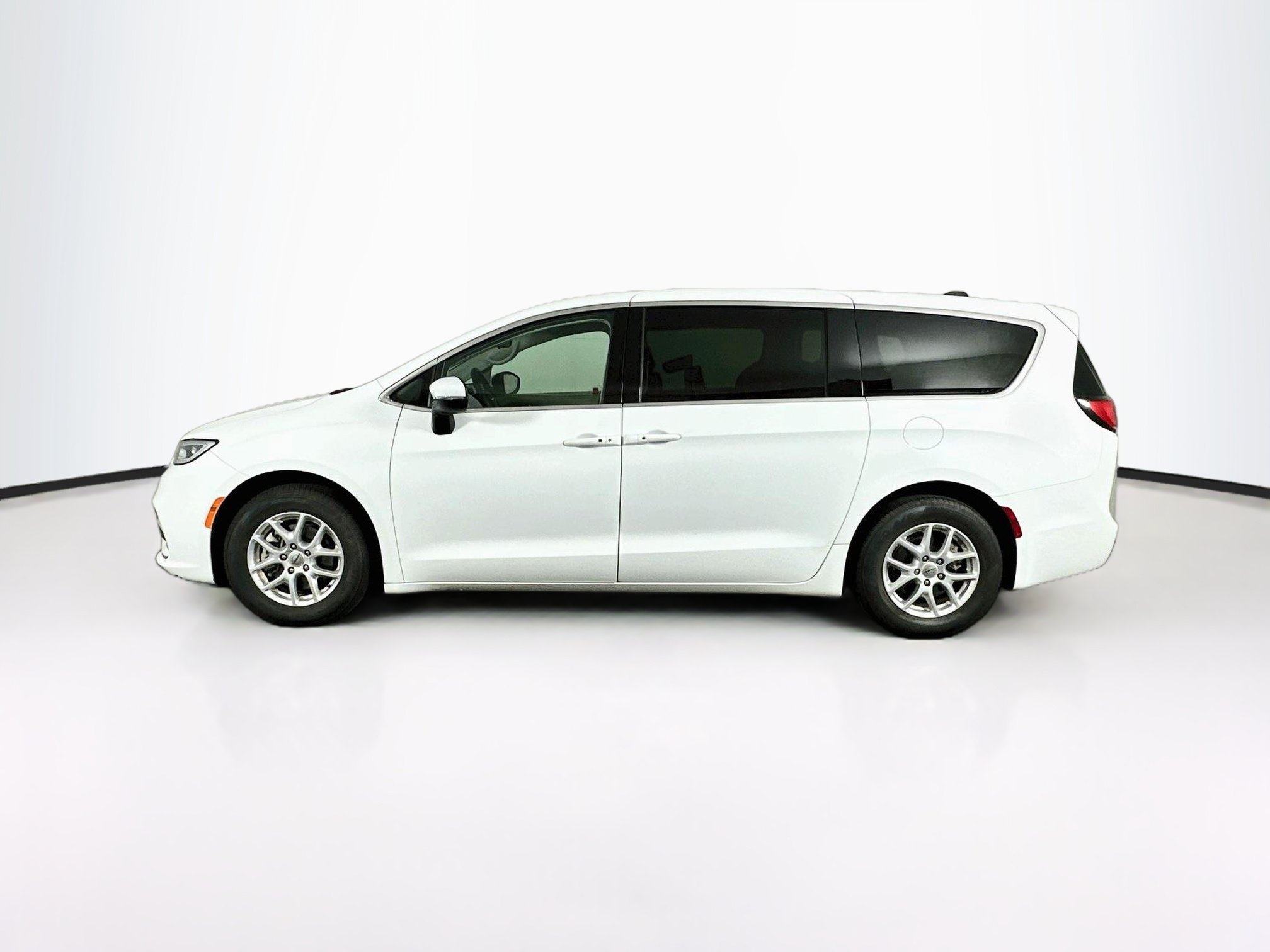 Used 2023 Chrysler Pacifica Touring-L FWD image 4