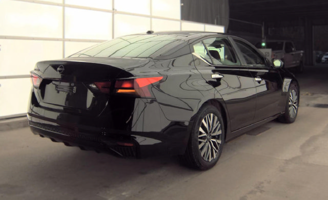 Used 2025 Nissan Altima 2.5 SV FWD image 2