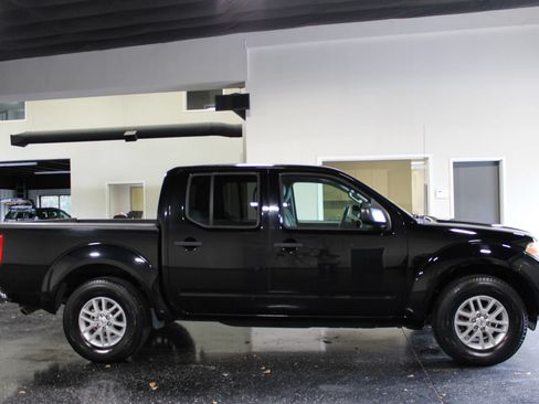 Used 2015 Nissan Frontier SV RWD image 2