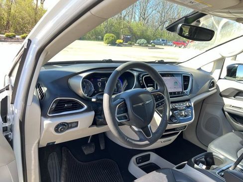 Used 2024 Chrysler Pacifica Touring-L image 10