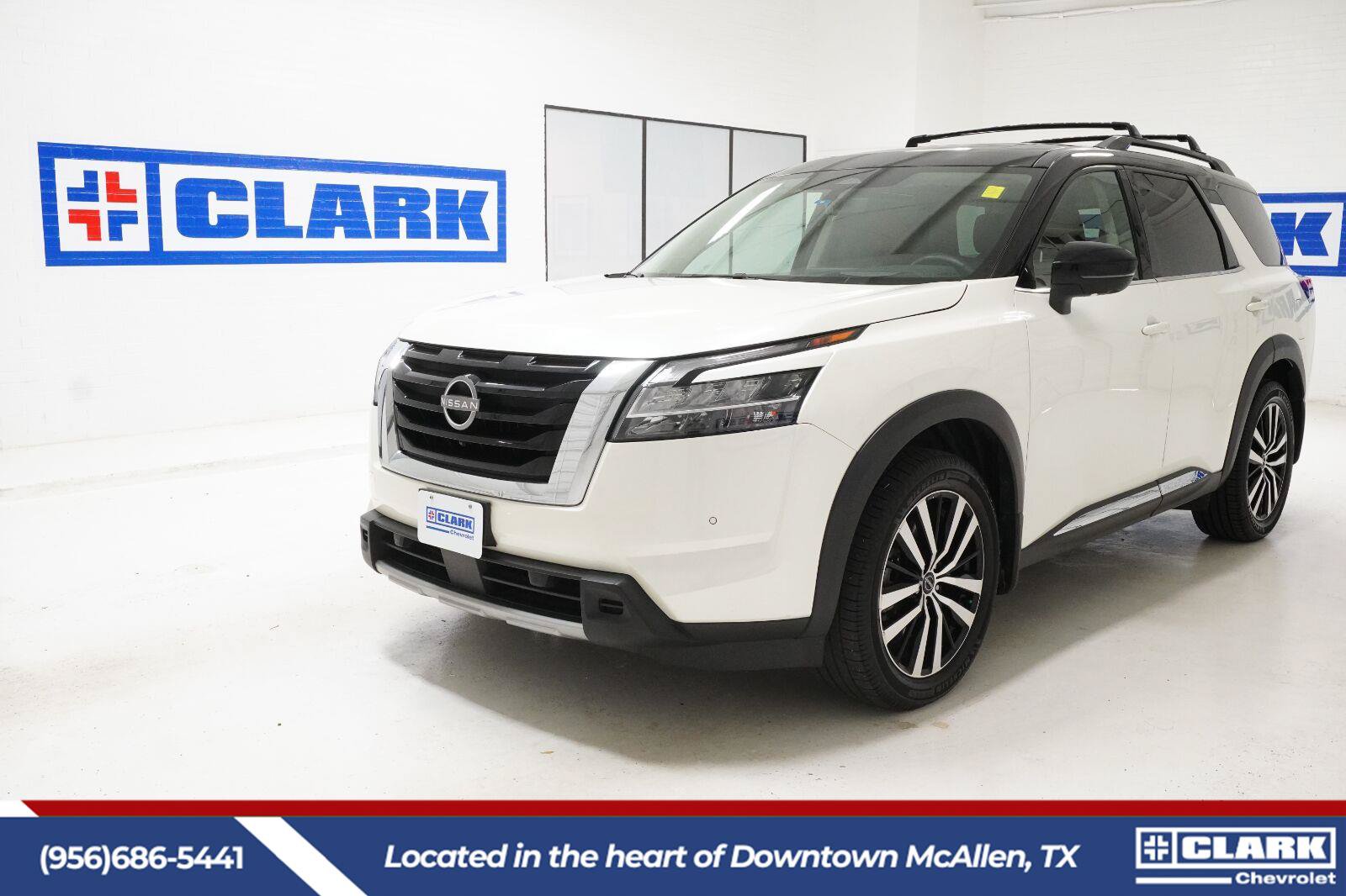 Used 2024 Nissan Pathfinder Platinum w/ Cargo Package FWD image 1