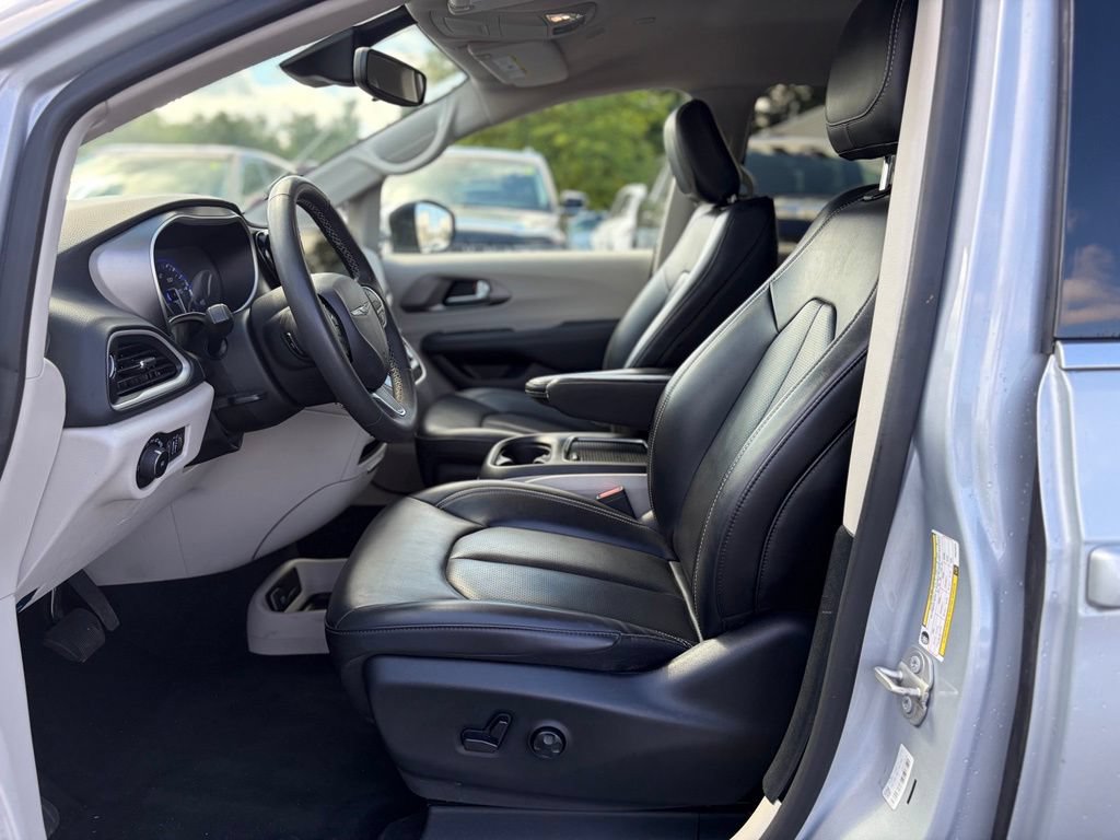Certified 2023 Chrysler Pacifica Touring-L FWD image 22