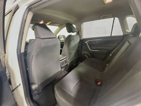 Used 2019 Toyota RAV4 LE AWD/4WD image 17