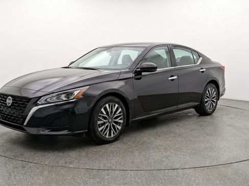 Used 2025 Nissan Altima 2.5 SV FWD image 3