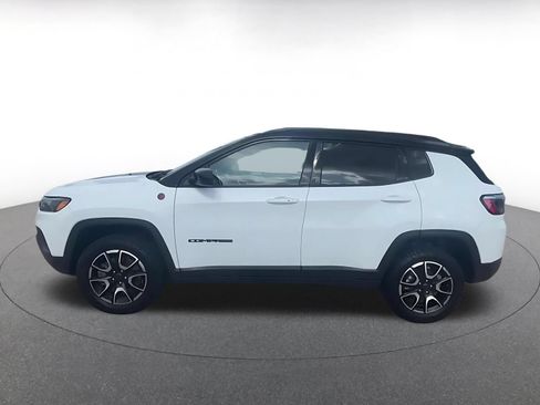 Used 2025 Jeep Compass Trailhawk AWD/4WD image 9