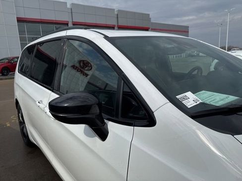 Used 2025 Chrysler Pacifica Limited image 5