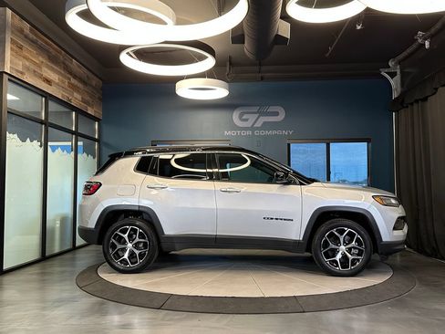 Used 2024 Jeep Compass Limited AWD/4WD image 2