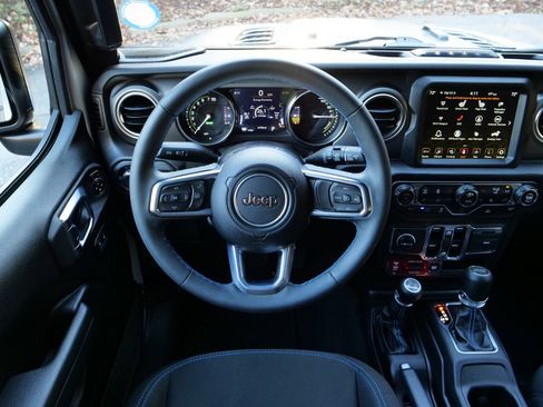 Used 2023 Jeep Wrangler Unlimited Rubicon 4xe w/ Cold Weather Group AWD/4WD image 17
