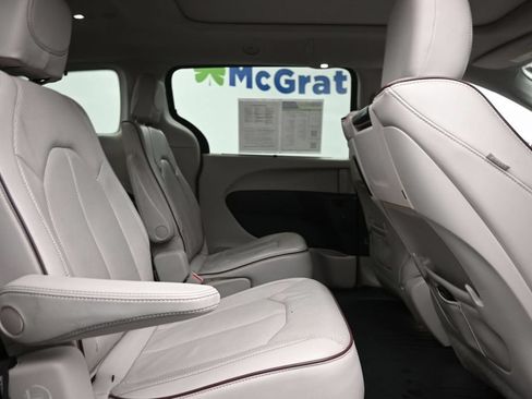 Used 2020 Chrysler Pacifica Limited w/ Tire & Wheel Group FWD image 10