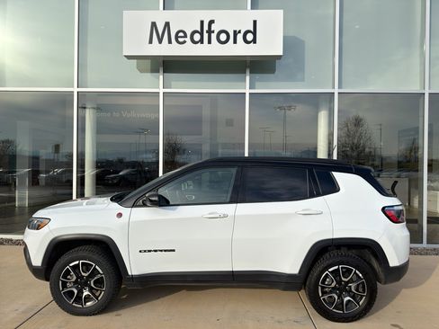 Used 2024 Jeep Compass Trailhawk image 2