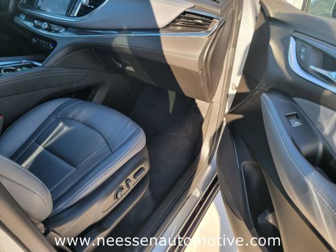 Used 2023 Buick Enclave Essence image 9