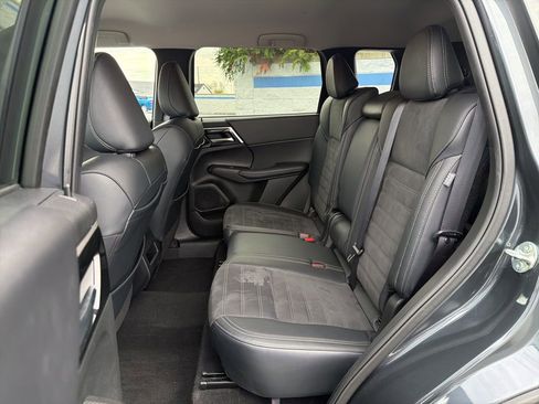 Used 2024 Mitsubishi Outlander SE image 20