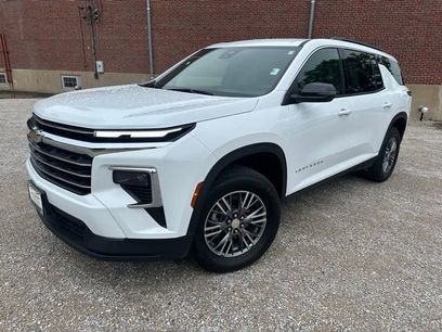 Used 2025 Chevrolet Traverse LT