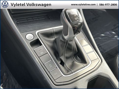 Certified 2025 Volkswagen Jetta SE w/ Sunroof Package image 29