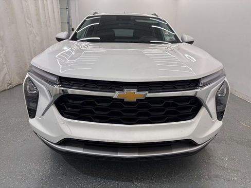 Used 2025 Chevrolet Trax LT w/ LT Convenience Package FWD image 4