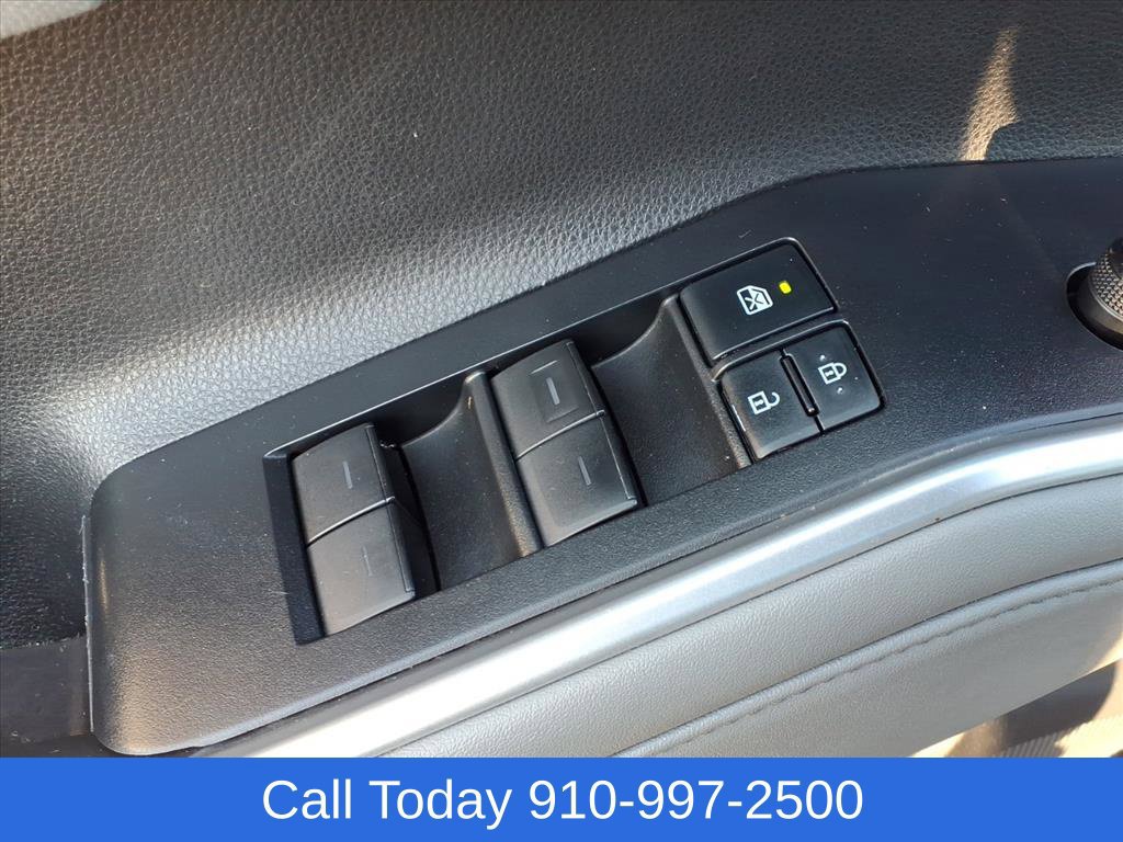 Used 2022 Toyota Highlander L FWD image 12