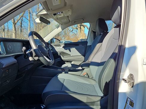 Certified 2025 Volkswagen Tiguan SE image 14