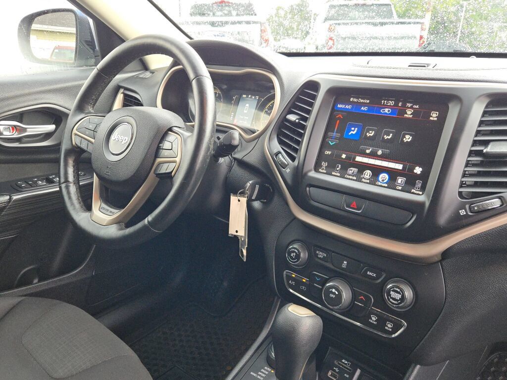 Used 2016 Jeep Cherokee Latitude w/ Cold Weather Group AWD/4WD image 8
