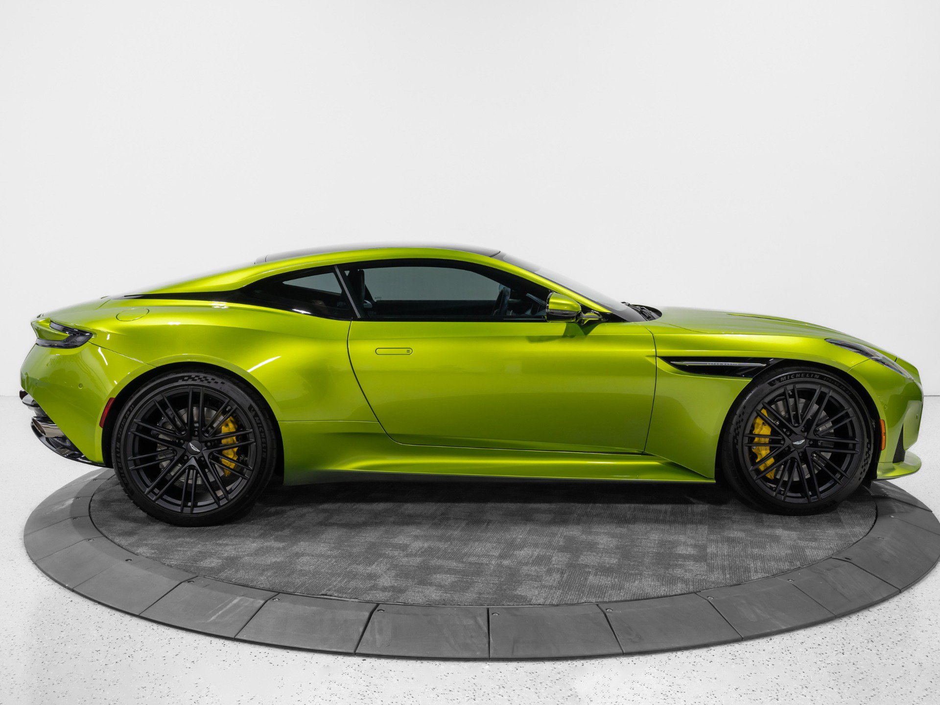 Used 2024 Aston Martin DB12 Coupe RWD image 10