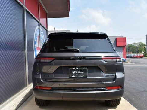 Used 2025 Jeep Grand Cherokee Limited w/ Black Appearance Package image 11