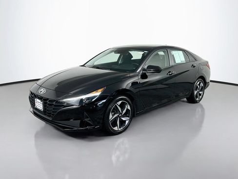 Used 2023 Hyundai Elantra SEL w/ Convenience Package FWD image 2