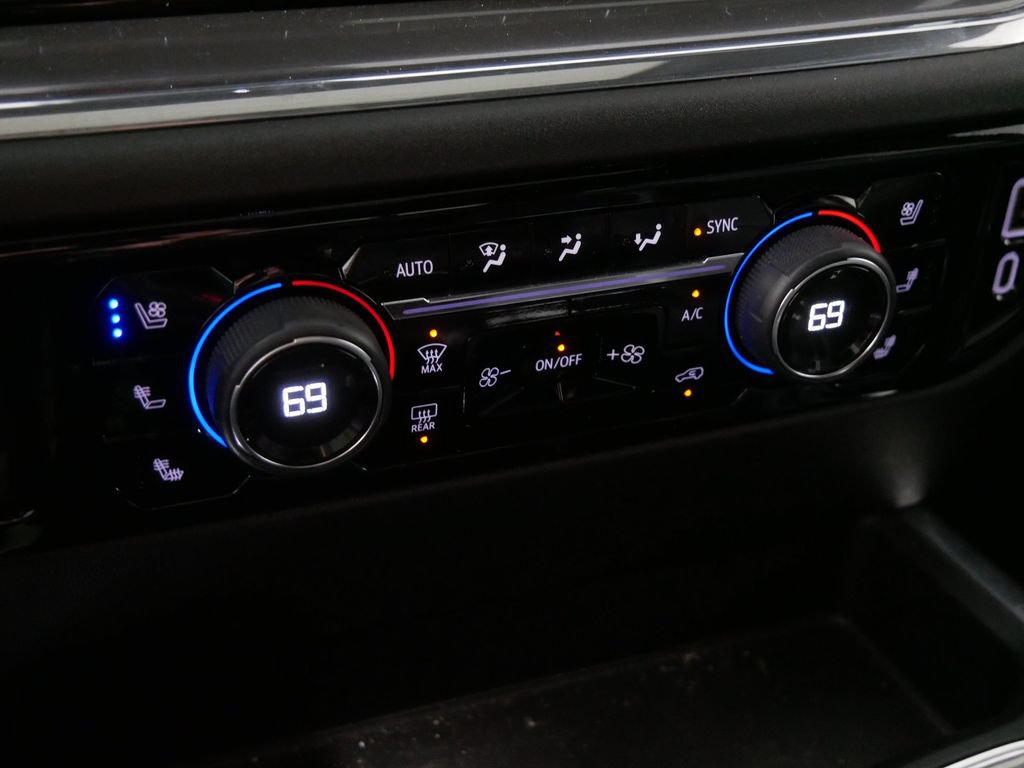Used 2024 Chevrolet Silverado 1500 High Country w/ High Country Premium Package AWD/4WD image 30