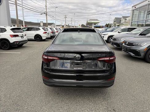 Used 2023 Volkswagen Jetta SE w/ Panoramic Sunroof Package image 5