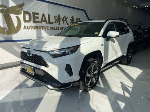 Used 2022 Toyota RAV4 SE w/ Weather & Moonroof Package AWD/4WD image 4