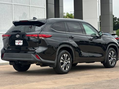 Used 2022 Toyota Highlander XLE AWD/4WD image 4