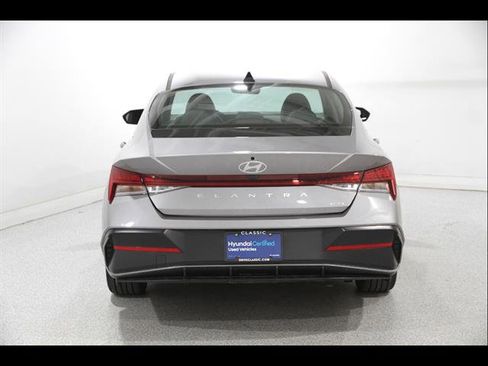 Used 2025 Hyundai Elantra Limited image 19